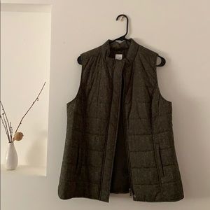 A size M - J. Jill puffer vest. Size fits 12-14.